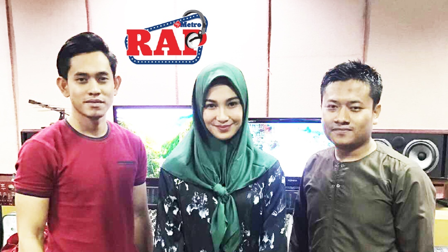 Khai (kiri) bersama Rara (tengah) dan penerbit filem, Ustaz Iskandar.FOTO KHAI BAHAR