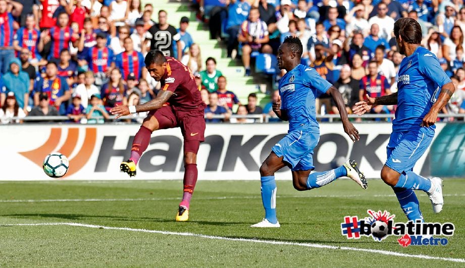 PAULINHO (kiri) jaring gol kemenangan Barcelona ketika menentang Getafe. -Foto Reuters