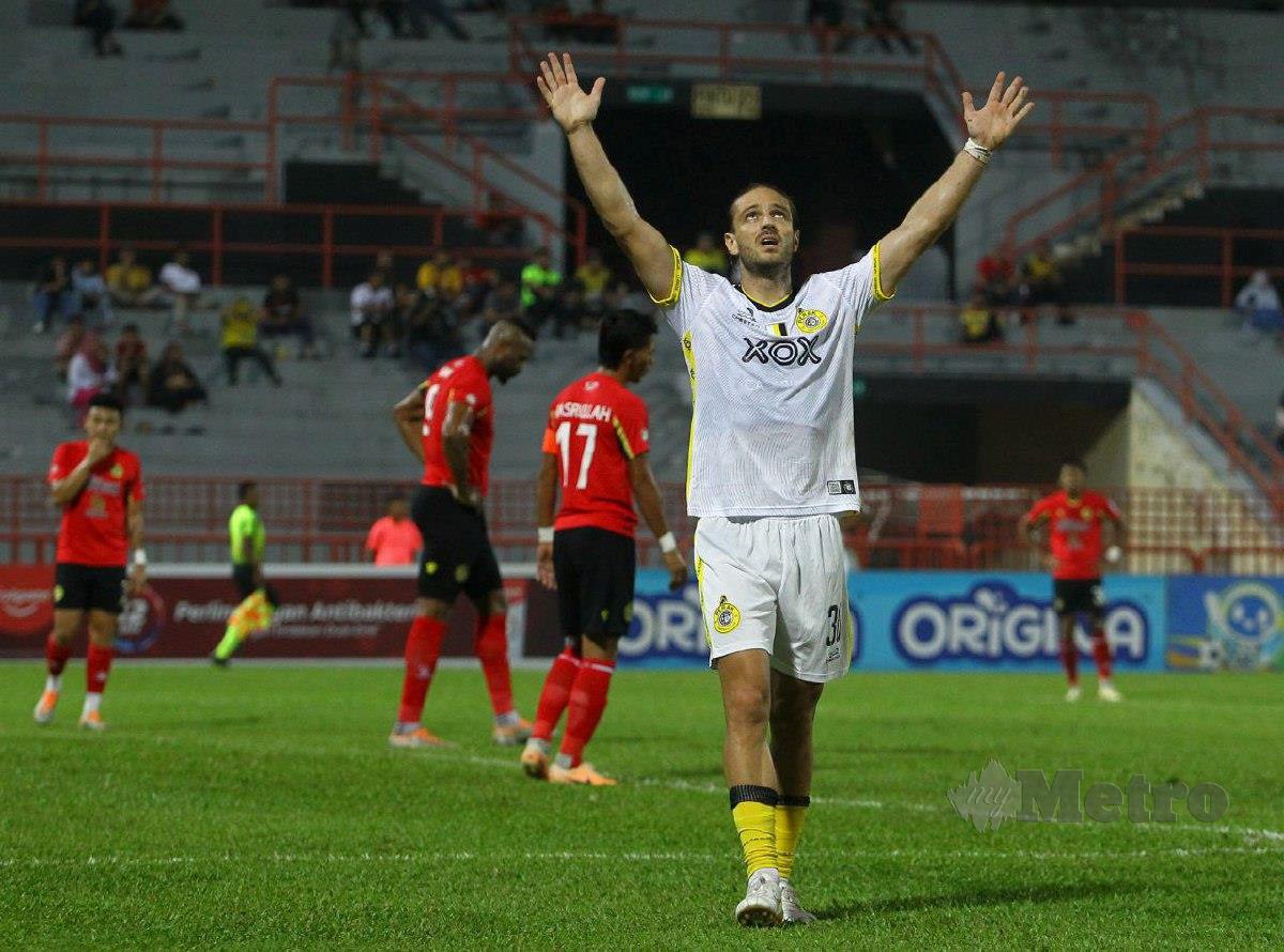 PEMAIN Perak, Luka Milunovic meraikan jaringan gol pada perlawanan Liga Super di Stadium Tuanku Abdul Rahman. FOTO AZRUL EDHAM