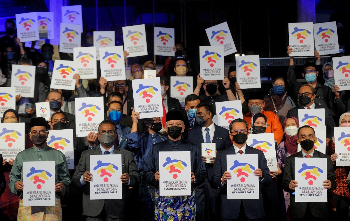 ANNUAR (depan, tengah) menunjukkan logo Hari Kebangsaan dan Hari Malaysia 2022 pada majlis pelancarannya di Auditorium Perdana Angkasapuri hari ini. FOTO BERNAMA.