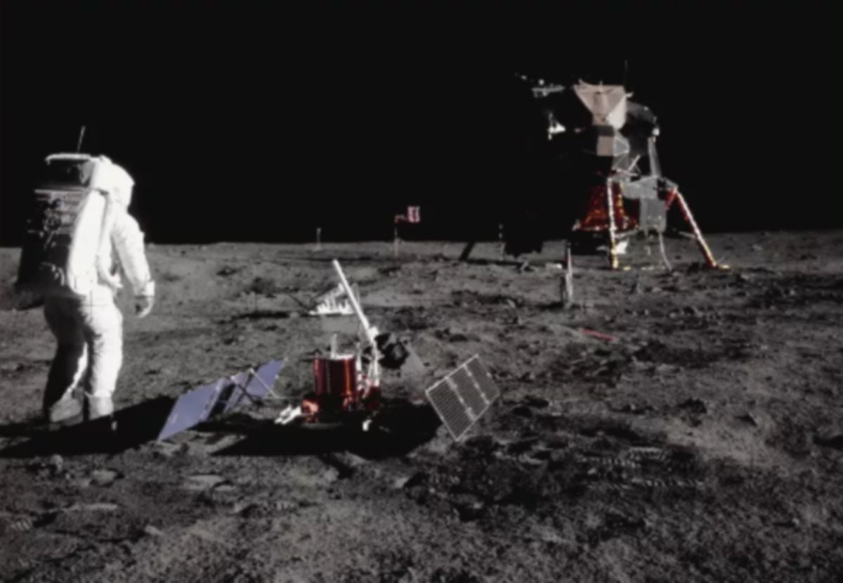 BUZZ Aldrin berjalan di atas bulan dalam Misi Apollo 11. FOTO Nasa