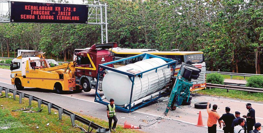 Keadaan lori dan bas yang remuk selepas  kemalangan di KM 178 Lebuhraya Utara-Selatan dari  Tangkak ke Jasin.