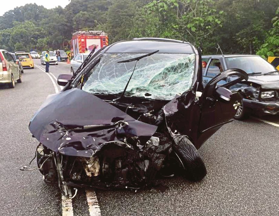 KEADAAN kenderaan yang terbabit dalam kemalangan  di Kilometer 32, Jalan Kota Tinggi-Mersing.