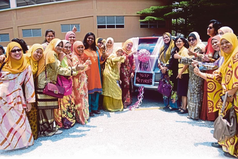  Nur Hanim  (tengah) bergambar bersama  Rohimah (tujuh dari kanan) dan sebahagian guru selepas Majlis Sanjungan Budi Lambaian Kasih Persaraan Datin Hajah Nur Hanim Ahmad di Sekolah Menengah Kebangsaan Convent Klang, semalam. 