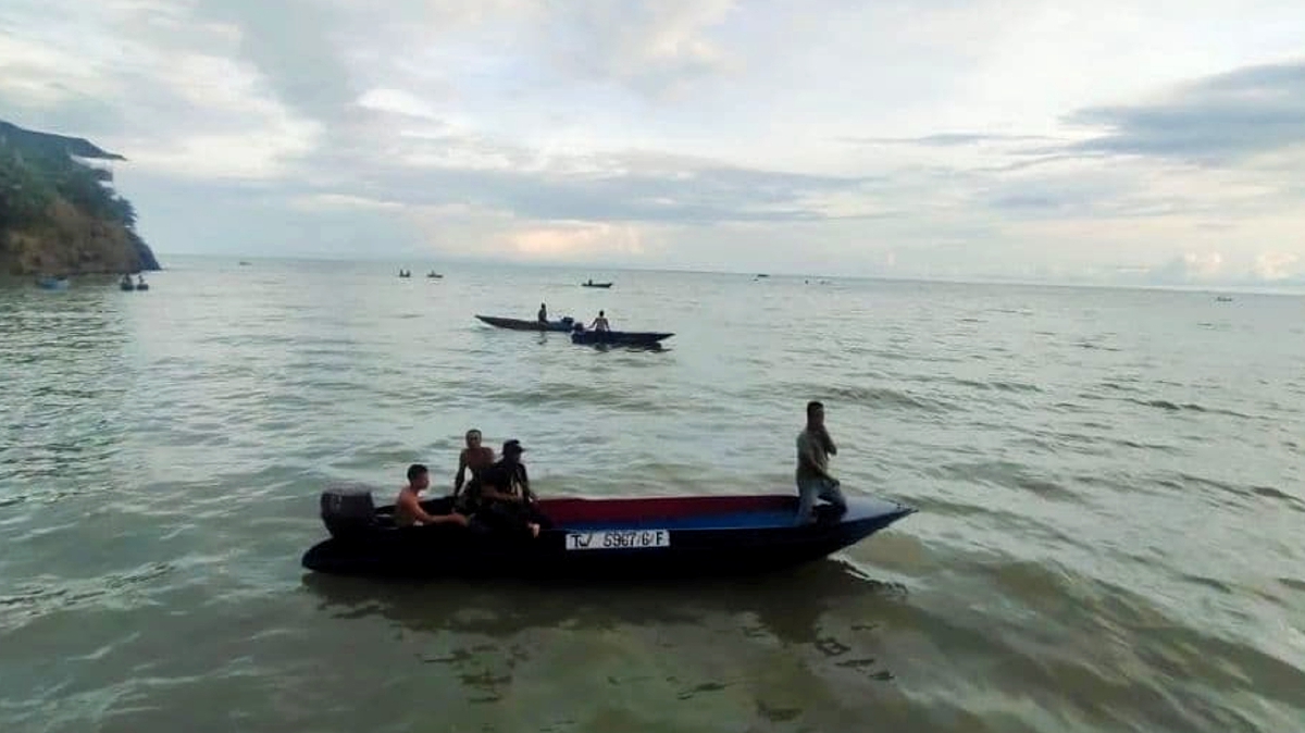 SAR mencari tiga beradik yang hilang selepas bot karam di perairan dekat Kampung Batu Payung. FOTO Ihsan Bomba.