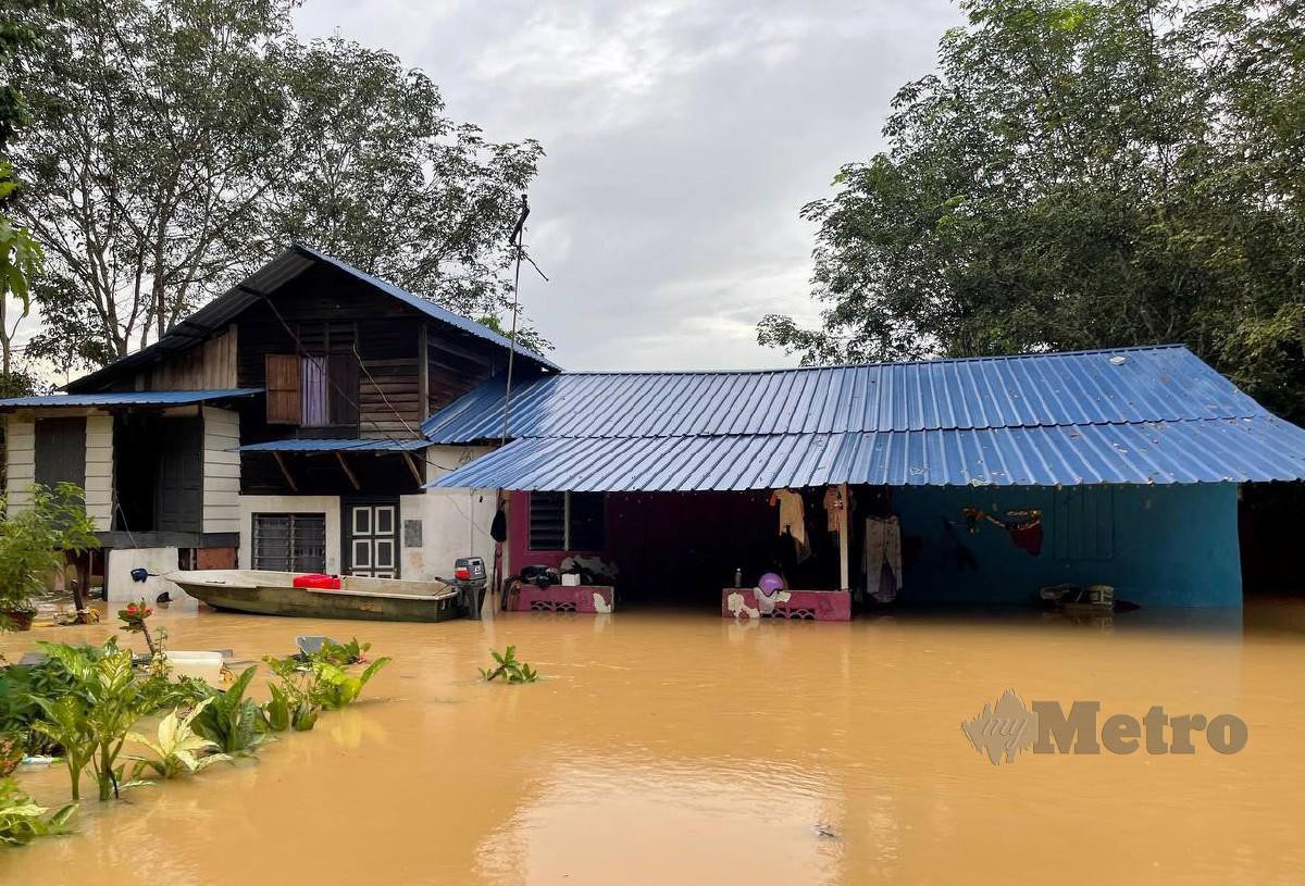 RUMAH penduduk di Kampung Batu Badak, Pogoh, Segamat, Johor dinaiki air. FOTO Nur Aisyah Mazalan.