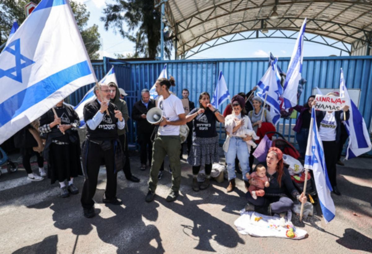Penunjuk perasaan berhaluan kanan Israel berkumpul di luar pejabat lapangan UNRWA di Tebing Barat pada 20 Mac lalu, untuk menuntut penutupannya. FOTO AFP