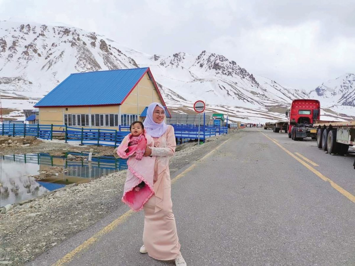 PENULIS bersama anak di Khunjerab Pass.