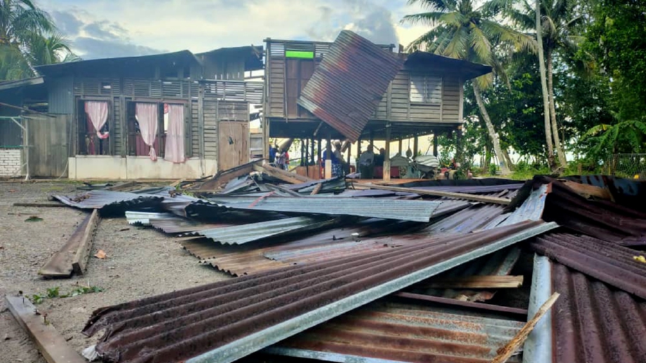 ANTARA rumah yang rosak dan bumbungnya diterbangkan angin. FOTO Zuliaty Zulkiffli