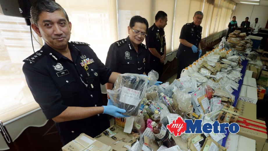 AZRI menunjukkan sebahagian barang pelupusan kes Jabatan Siasatan Jenayah Narkotik Pahang yang akan dilupuskan. FOTO Zulkepli Osman