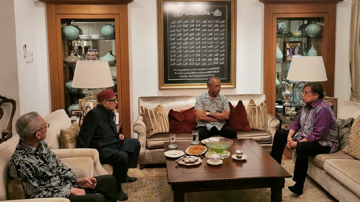 PERTEMUAN Pengerusi PN Tan Sri Muhyiddin Yassin bersama Premier Sarawak, Tan Sri Abang Johari Abang Openg dan Presiden Pas, Tan Sri Abdul Hadi Awang, pagi tadi. FOTO Facebook Tan Sri Muhyiddin Yassin 