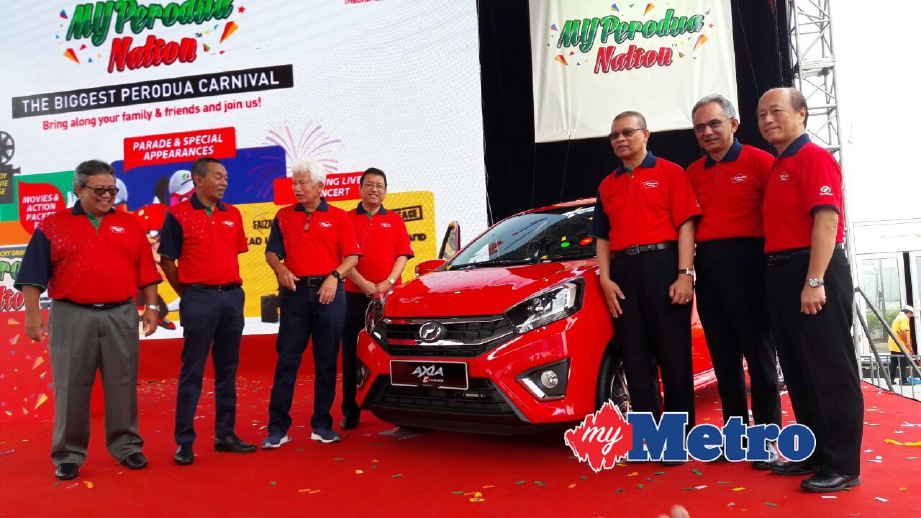 AMINAR (tiga kanan) memperkenalkan Perodua Axia berciri baru. FOTO Lizam Ridzuan