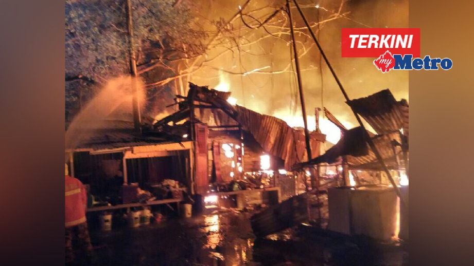 ANTARA rumah setinggan yang musnah terbakar. FOTO ihsan bomba