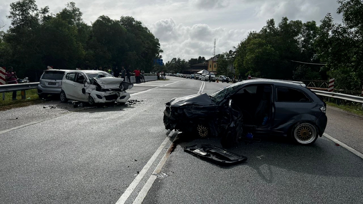 KEADAAN kenderaan yang terbabit dalam kemalangan mengakibatkan suami isteri meninggal dunia. FOTO ihsan Polis