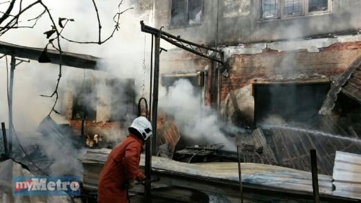 ANGGOTA bomba memadamkan kebakaran. FOTO ihsan Bomba