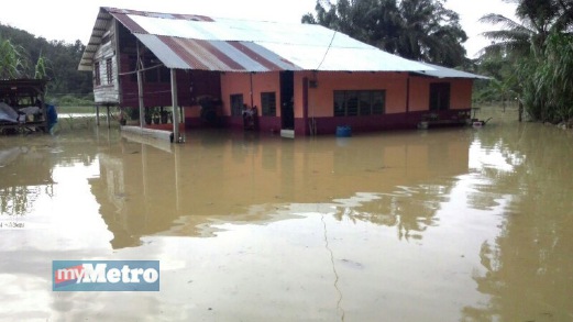 LIMA kampung dilanda banjir akibat hujan lebat tanpa henti.