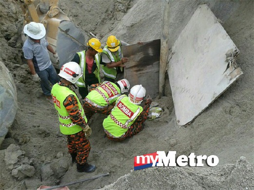 ANGGOTA bomba berusaha membawa keluar mangsa yang terperangkap. FOTO ihsan bomba