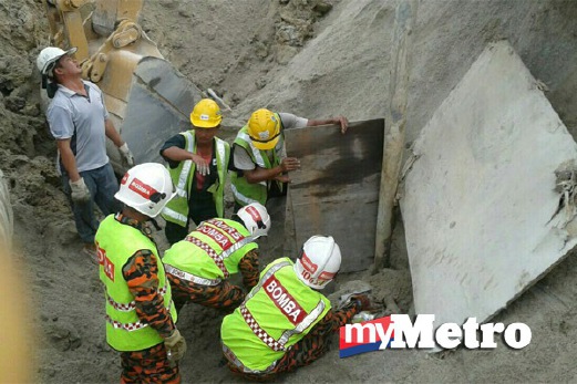 ANGGOTA bomba berusaha membawa keluar mangsa yang terperangkap. FOTO ihsan bomba