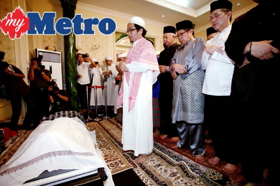 Najib bersama tetamu menunaikan solat jenazah yang diimamkan oleh Dr Juanda jaya ketika hadir untuk memberi perhormatan terakhir kepada jenazah Allahyarham Tan Sri Adenan Satem di Damai Jaya, Santubong. FOTO AIZUDDIN SAAD