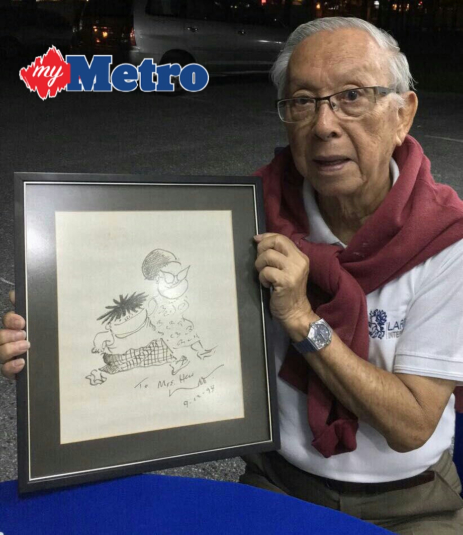 Hew Chai Kee, 87, menunjukkan gambar yang dilukis oleh Datuk Lat khas buat mendiang isterinya,Lee Siew San. FOTO MUHAMAD IZZAT NASURUDEN