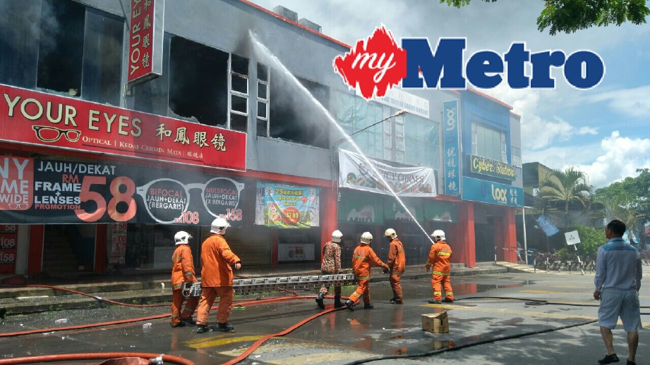 Anggota bomba bertungkus lumus memadamkan kebakaran enam rumah kedai di Tudan, Miri, hari ini. FOTO Mohd Rizal Abdullah