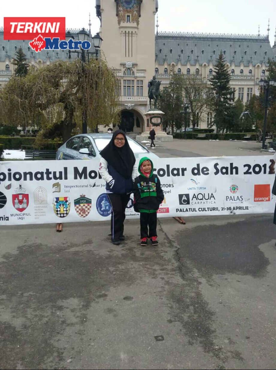 Nur Anisah (kiri) dan Afiqah Zahra, di depan bangunan tempat berlangsungnya Pertandingan Catur Individu Sekolah Dunia 201 di Iasi, Romania, bermula esok. FOTO ihsan Salihin