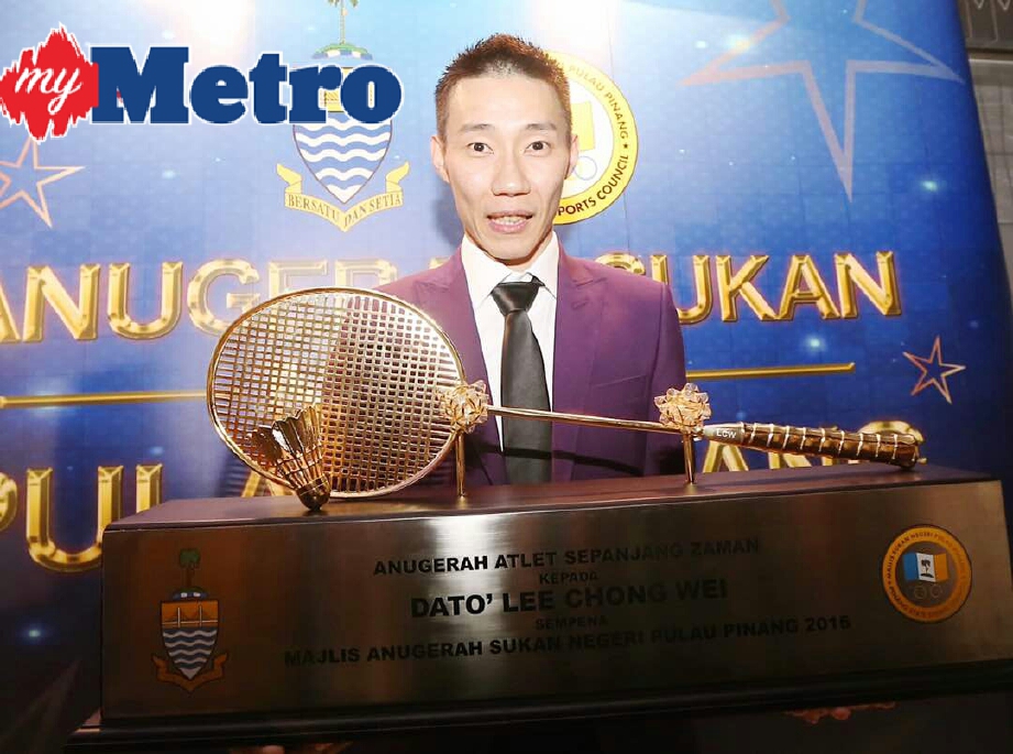 Jaguh badminton perseorangan negara, Datuk Lee Chong Wei menerima Anugerah Atlet Sepanjang Zamansempena Anugerah Sukan Negeri Pulau Pinang 2016 di The Top, Kompleks Tun Abdul Razak (KOMTAR), Georgetown. FOTO Danial Saad