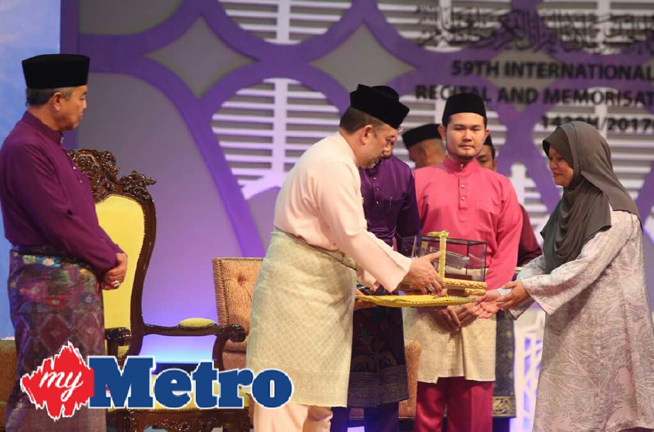 Sultan Muhammad V menyampaikan hadiah  Juara Tilawah Al Quran kategori qariah kepada Normalina Alias dari Malaysia di Majlis Penutupan dan pengkurniakan hadiah Tilawah Al-Quran Peringkat Antarabangsa ke 59 Tahun 1438H/ 2017 . FOTO MOHD YUSNI ARIFFIN