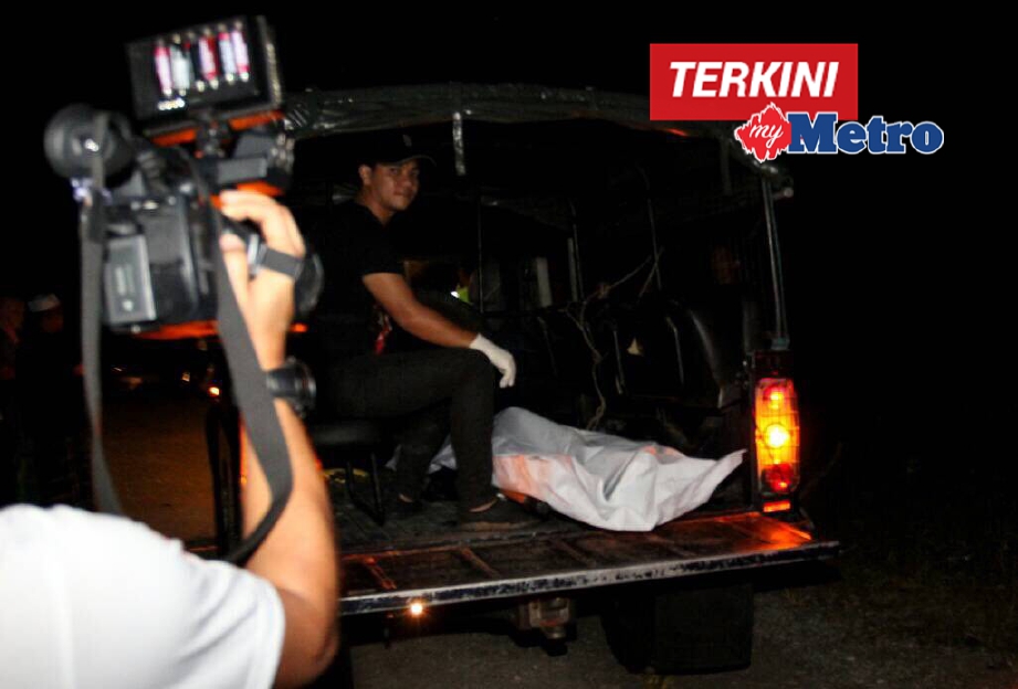 Jenazah  Mohd Khairi yang mati dipukul dibawa dengan kenderaan polis ke hospital. FOTO Nik Abdullah Nik Omar