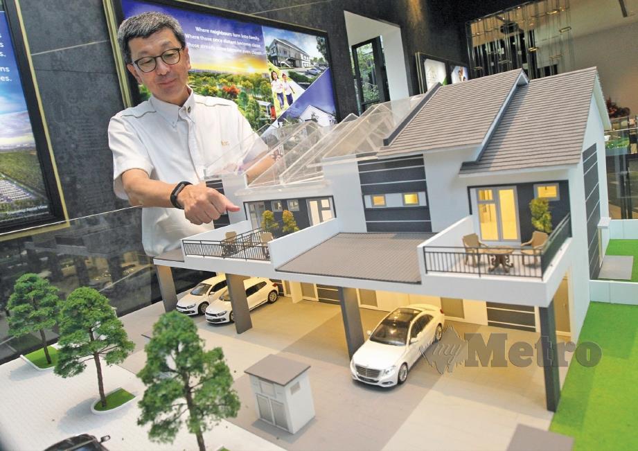 LIM menunjukkan model rumah dua tingkat yang ditawarkan 