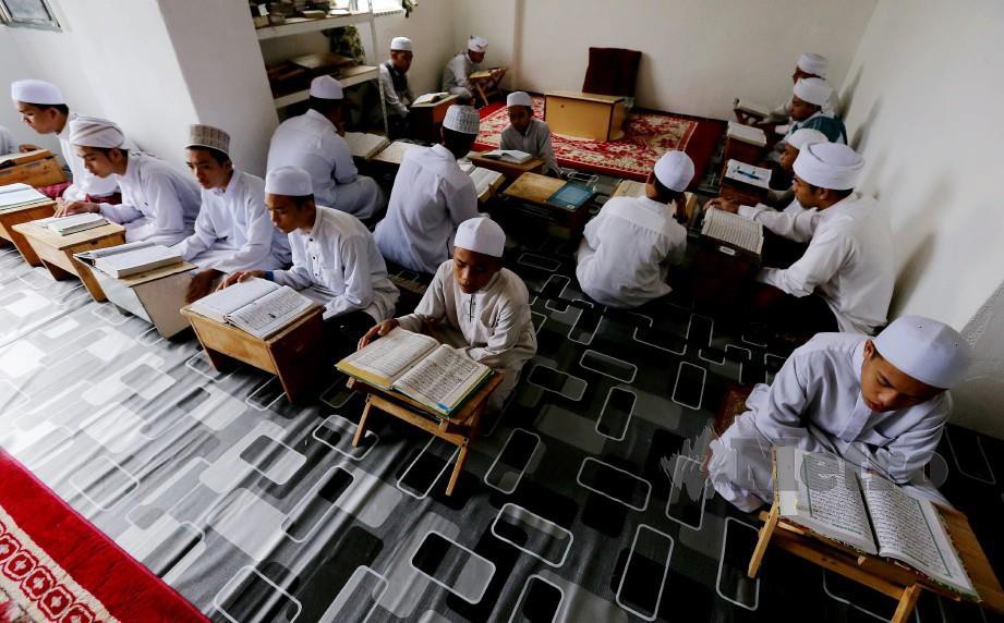 Pelajar Madrasah Alyamani mengaji Al-Quran. 