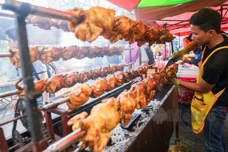 AYAM golek antara makanan yang jadi tumpuan orang ramai ketika membeli juadah berbuka puasa di Bazar Ramadan Pantai Dalam. FOTO NSTP