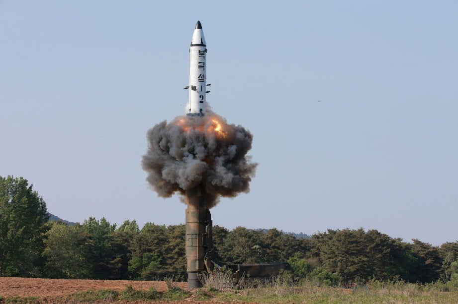 PELURU berpandu senjata kelas Pukguksong dilepaskan Korea Utara. -Foto Yonhap