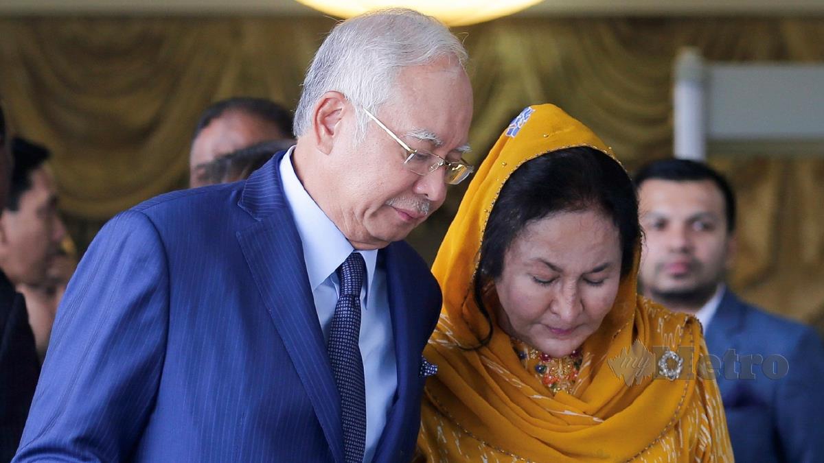 NAJIB (kiri) bersama Rosmah pada 2018. FOTO arkib NSTP