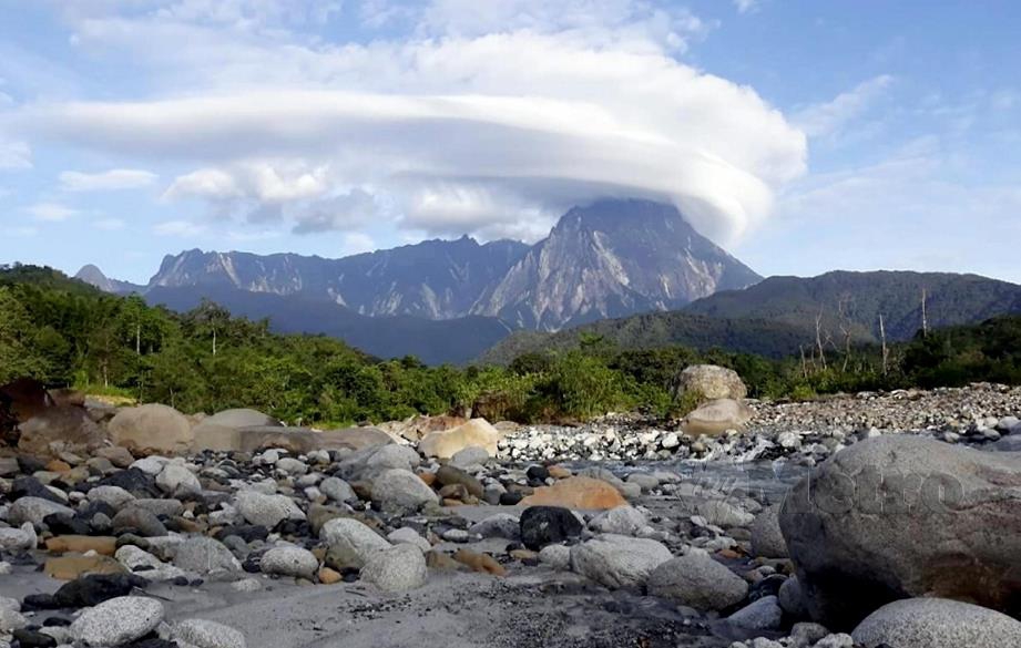 Gunung Kinabalu mercu tanda negeri Sabah. 