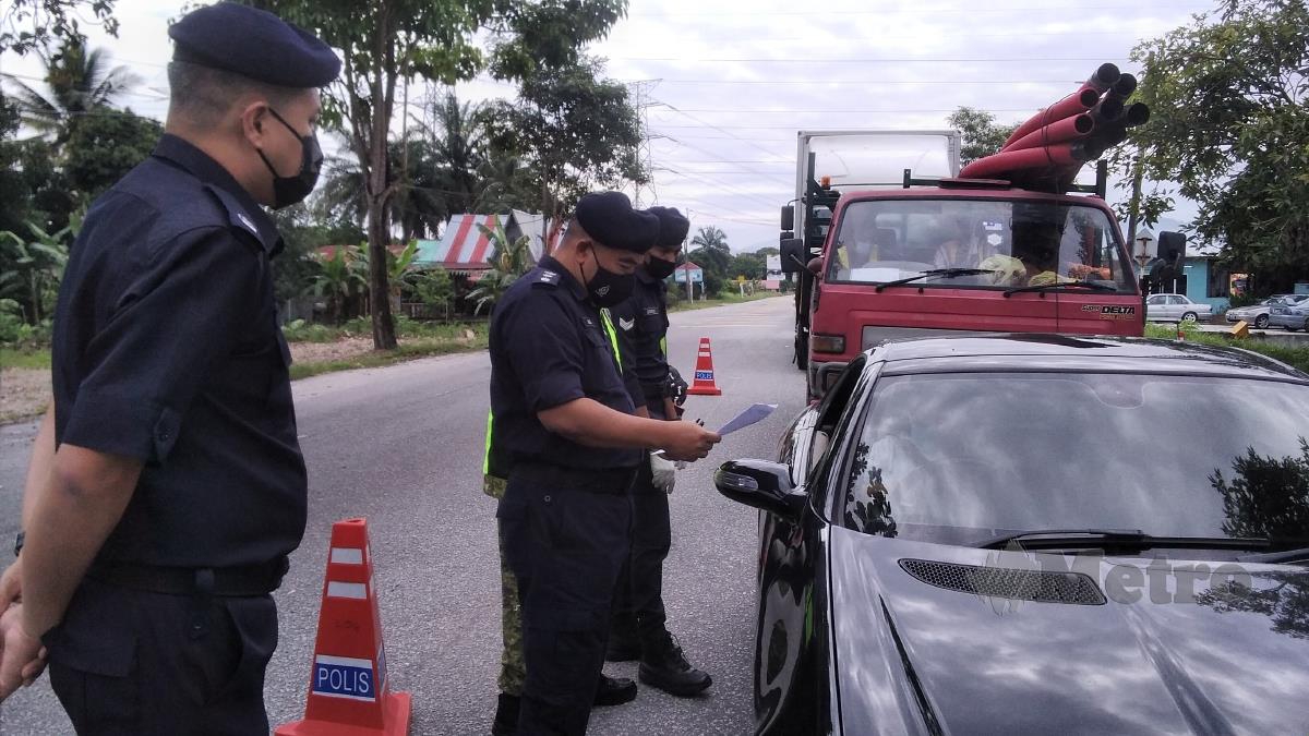 Osman Mamat membuat pemeriksaan dokumen perjalanan sebuah kenderaan di SJR PKPD Jalan Air Putih, Taiping hari ini. FOTO  SHAIFUL SHAHRIN AHMAD PAUZI