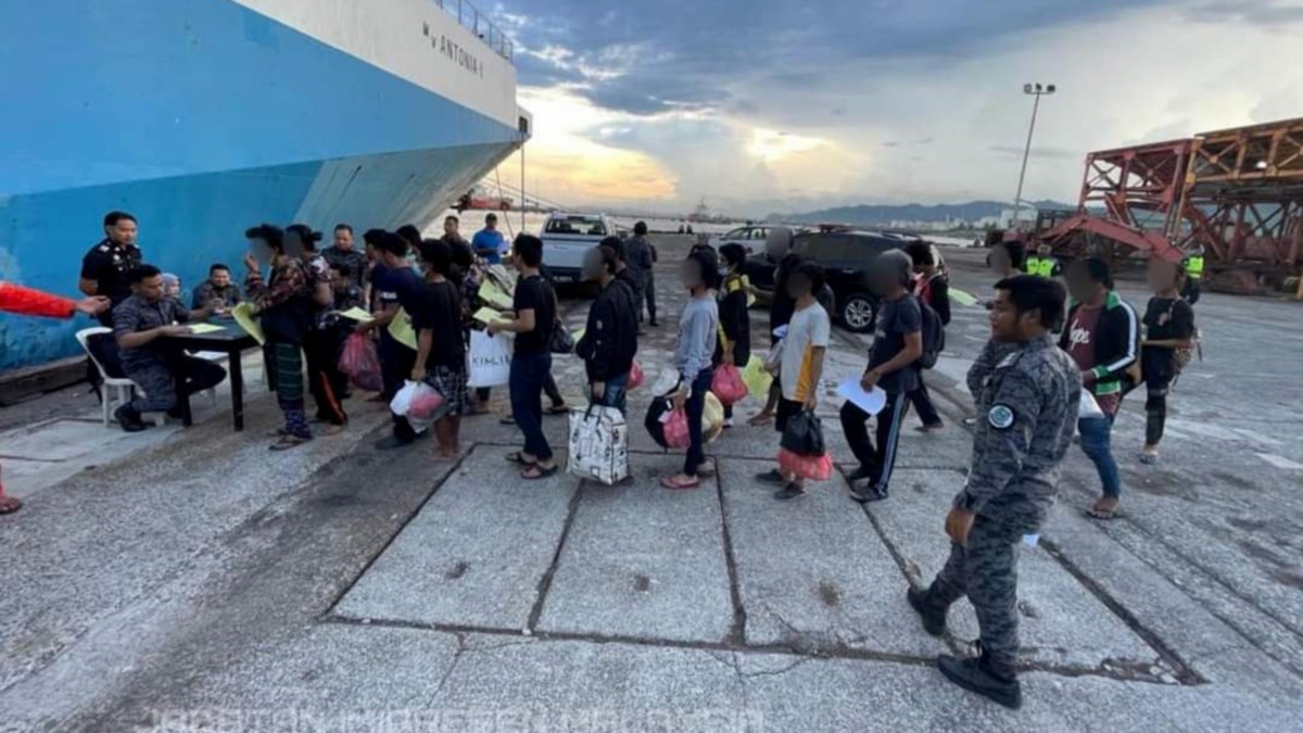 PROSES penghantaran pulang PATI warga Filipina melalui Pelabuhan Sandakan, semalam. FOTO ihsan Jabatan Imigresen
