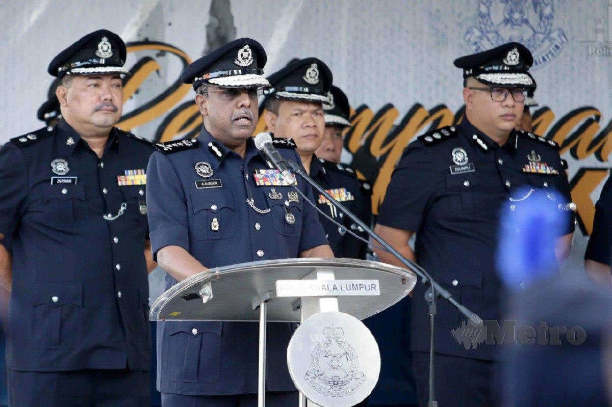 ALLAUDEEN (dua kiri) menyampaikan ucapan pada Perhimpunan Bulanan Ketua Polis Kuala Lumpur. FOTO Aizuddin Saad