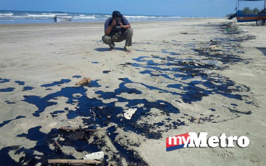 KESAN tompokan minyak hitam di pantai. FOTO Shahrinnahar Latip