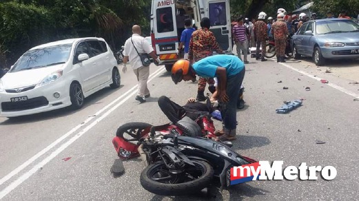 MANGSA kemalangan dua motosikal dan kereta. FOTO ihsan pembaca