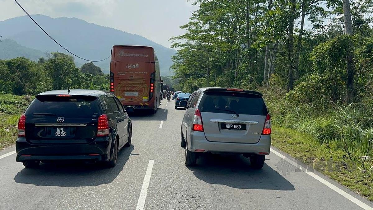 JALAN alternatif Gua Musang-Kuala Lipis mula sesak dengan kemasukan kenderaan perantau yang ingin pulang ke kampung halaman. FOTO Paya Linda Yahya