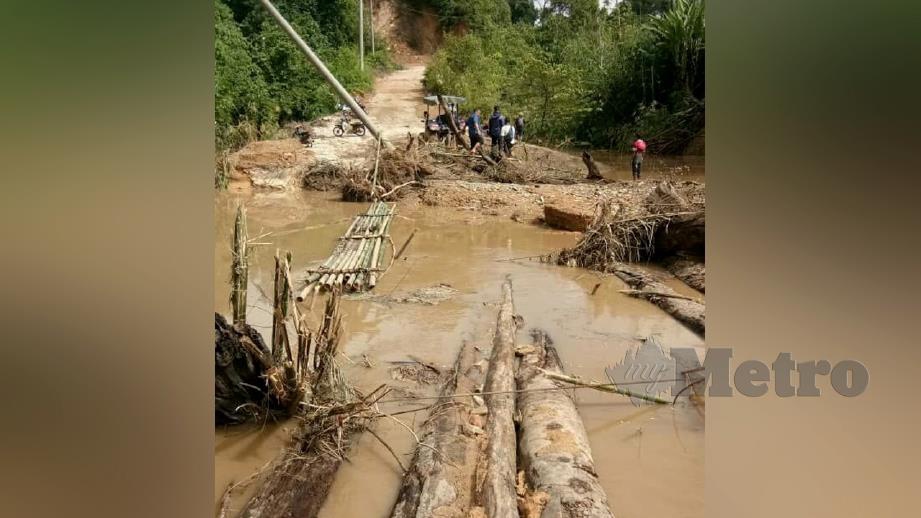 JALAN dan jambatan runtuh di laluan Pos Tohoi, Simpor dan Gob. FOTO Ramli Ibrahim