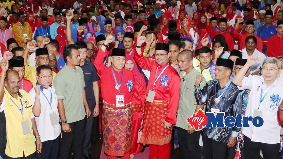 AHMAD Zahid diiringi Ketua UMNO Bahagian Teluk Intan, Datuk Mohd Azhar Jamaluddin (empat kanan) di majlis perasmian Mesyuarat Perwakilan UMNO Bahagian Teluk Intan.