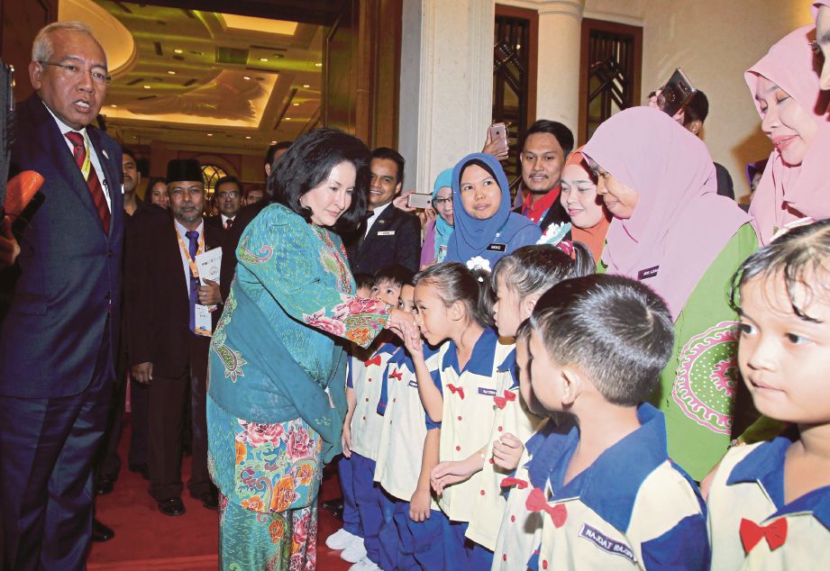ROSMAH bersama  kanak-kanak prasekolah selepas ucaptama pada APFEC 2016 di Putrajaya, semalam.