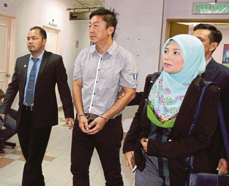 BOON Ching (dua dari kiri) diiringi anggota SPRM dibawa masuk ke Mahkamah Sesyen Johor Bahru.