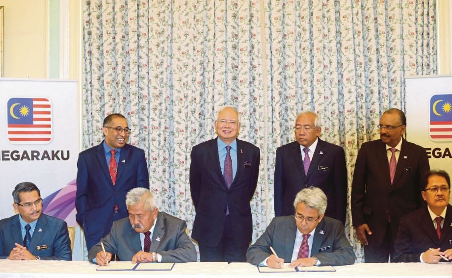 NAJIB bersama (dari kiri) Dr Salleh, Mahdzir  dan Dr Ali menyaksikan MoU yang ditandatangani Dr Mohamed Najib dan Dr Khair di Bangunan Perdana Putra, semalam