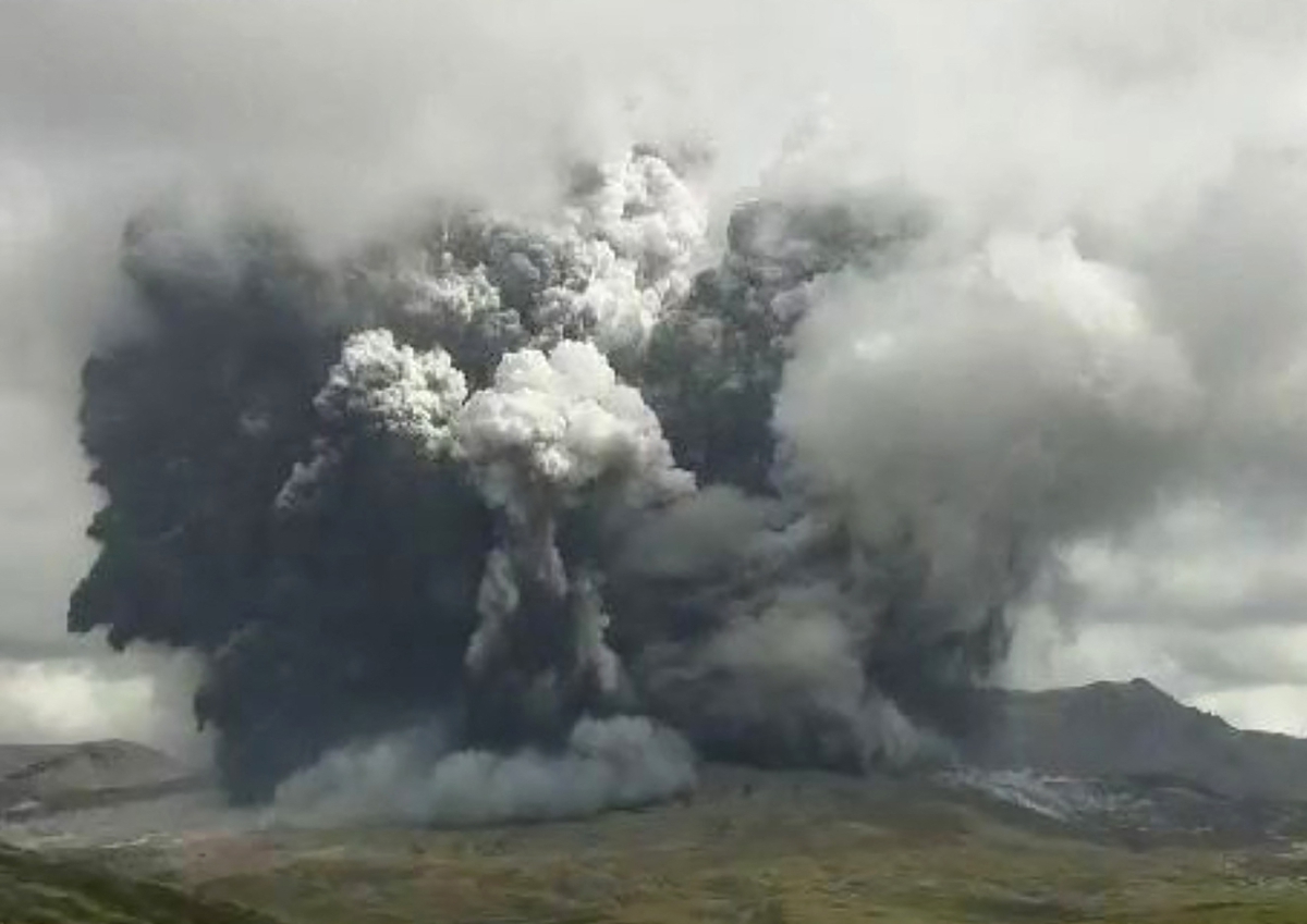 TANGKAP layar daripada video menunjukkan letusan  Gunung Berapi Aso. FOTO AFP 