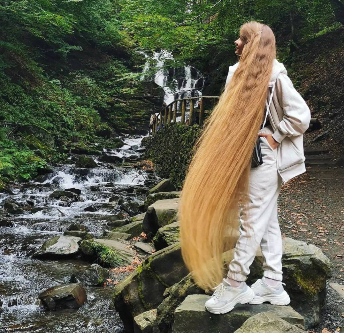 ALLA menggayakan rambut panjangnya yang disimpan sejak berusia 12 tahun. FOTO Instagram