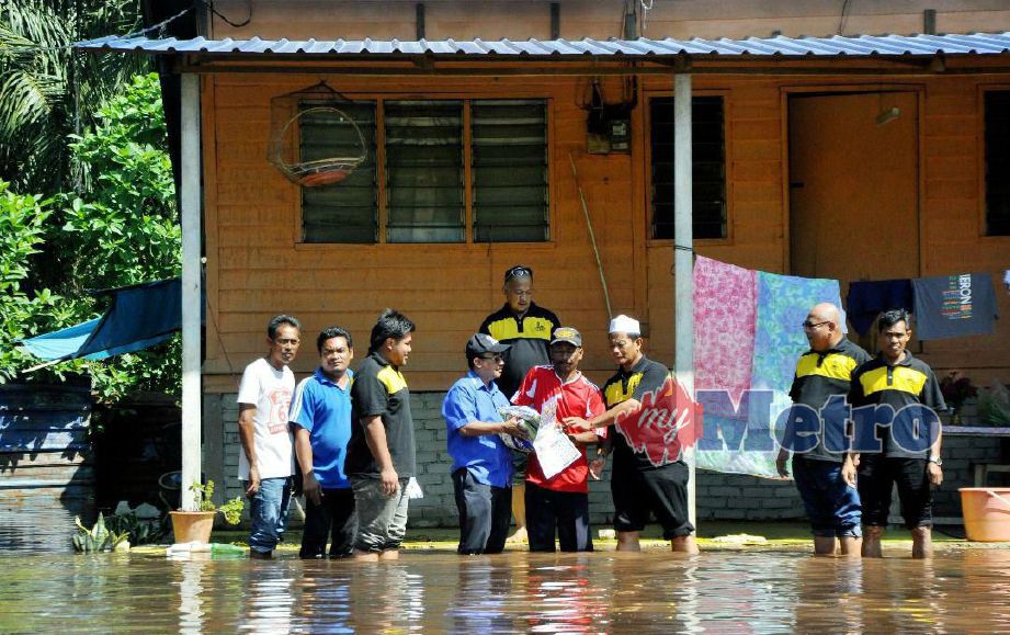 Noor Azmi (empat kiri) meninjau keadaan banjir di Kampung Batu 38, Alor Pongsu. FOTO Shaiful Shahrin Ahmad Pauzi