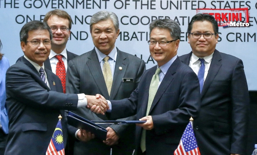 TIMBALAN Perdana Menteri, Datuk Seri Dr Ahmad Zahid Hamidi (tiga kiri) menyaksikan perjanjian antara Malaysia dan Amerika Syarikat dalam kerjasama membanteras jenayah berat. FOTO Asyraf Hamzah